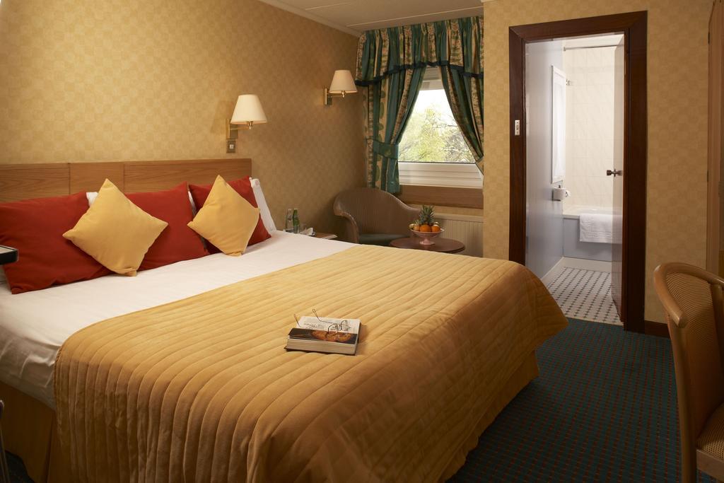 King Malcolm Hotel Dunfermline Zimmer foto